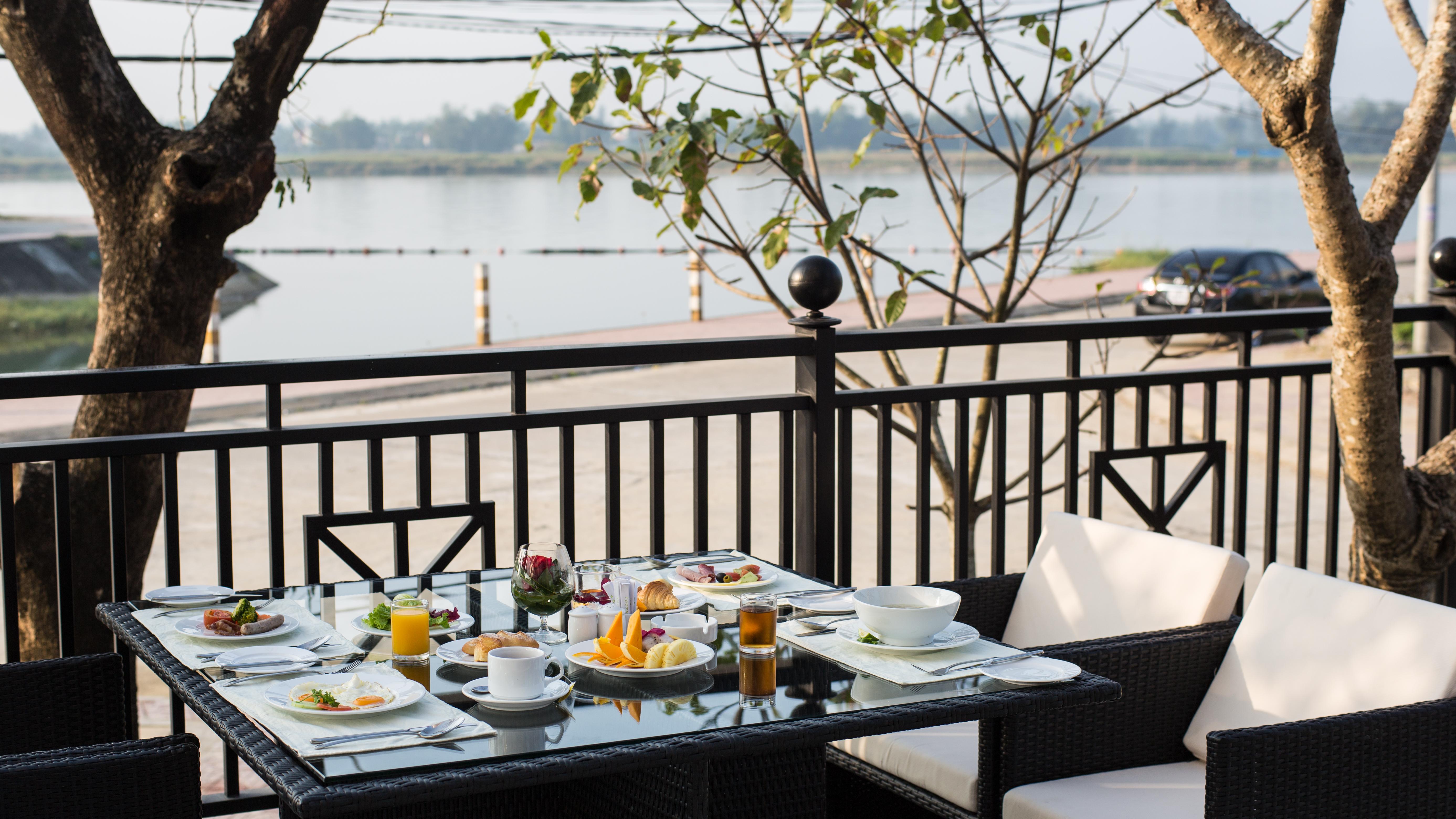 Royal Riverside Hoi An Hotel & Spa Exteriör bild