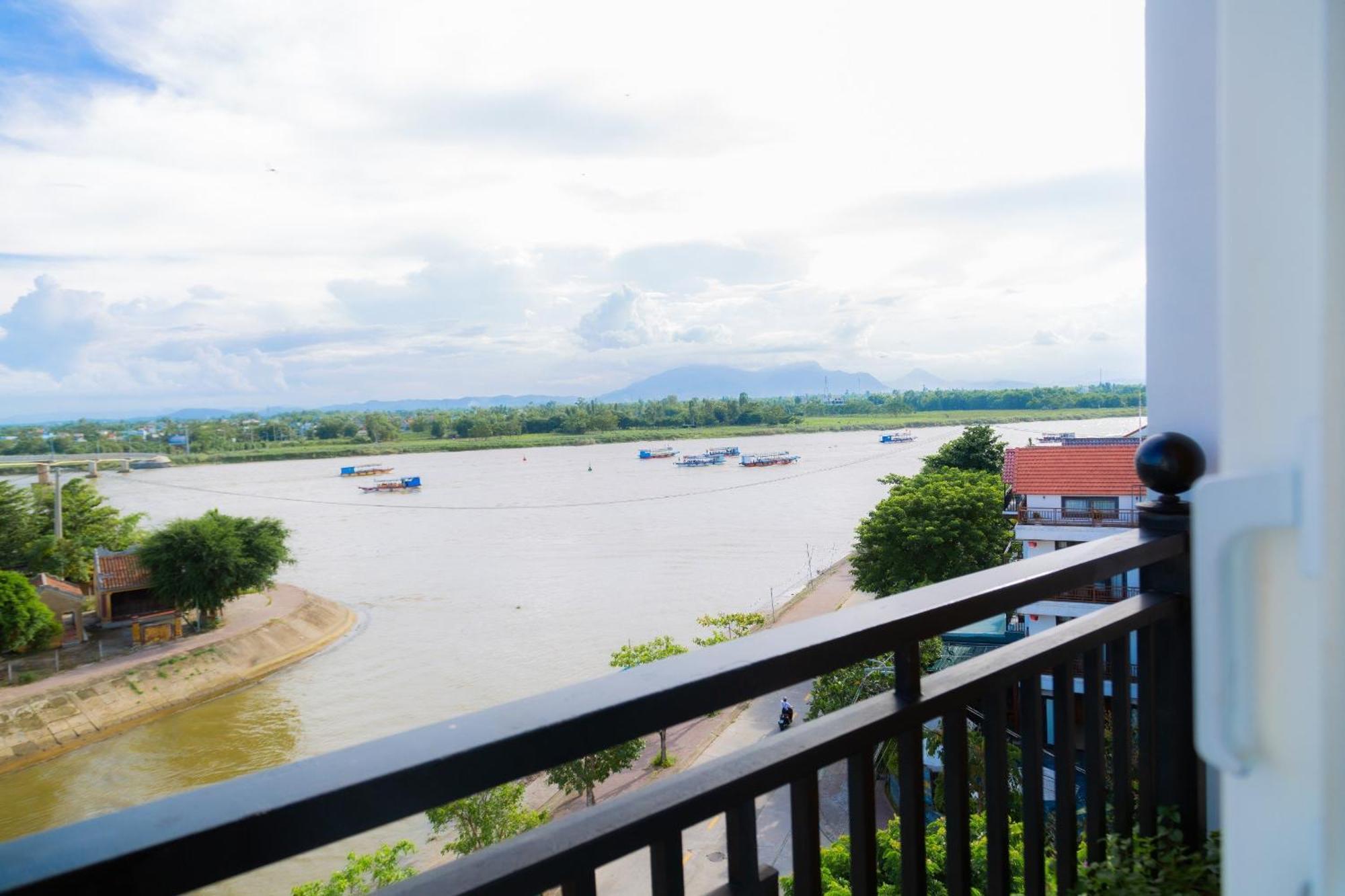 Royal Riverside Hoi An Hotel & Spa Exteriör bild