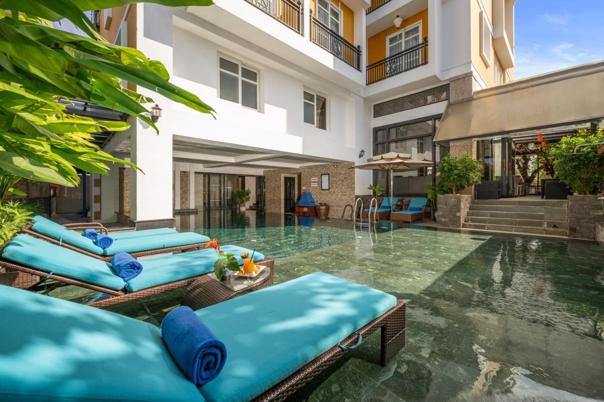 Royal Riverside Hoi An Hotel & Spa Exteriör bild