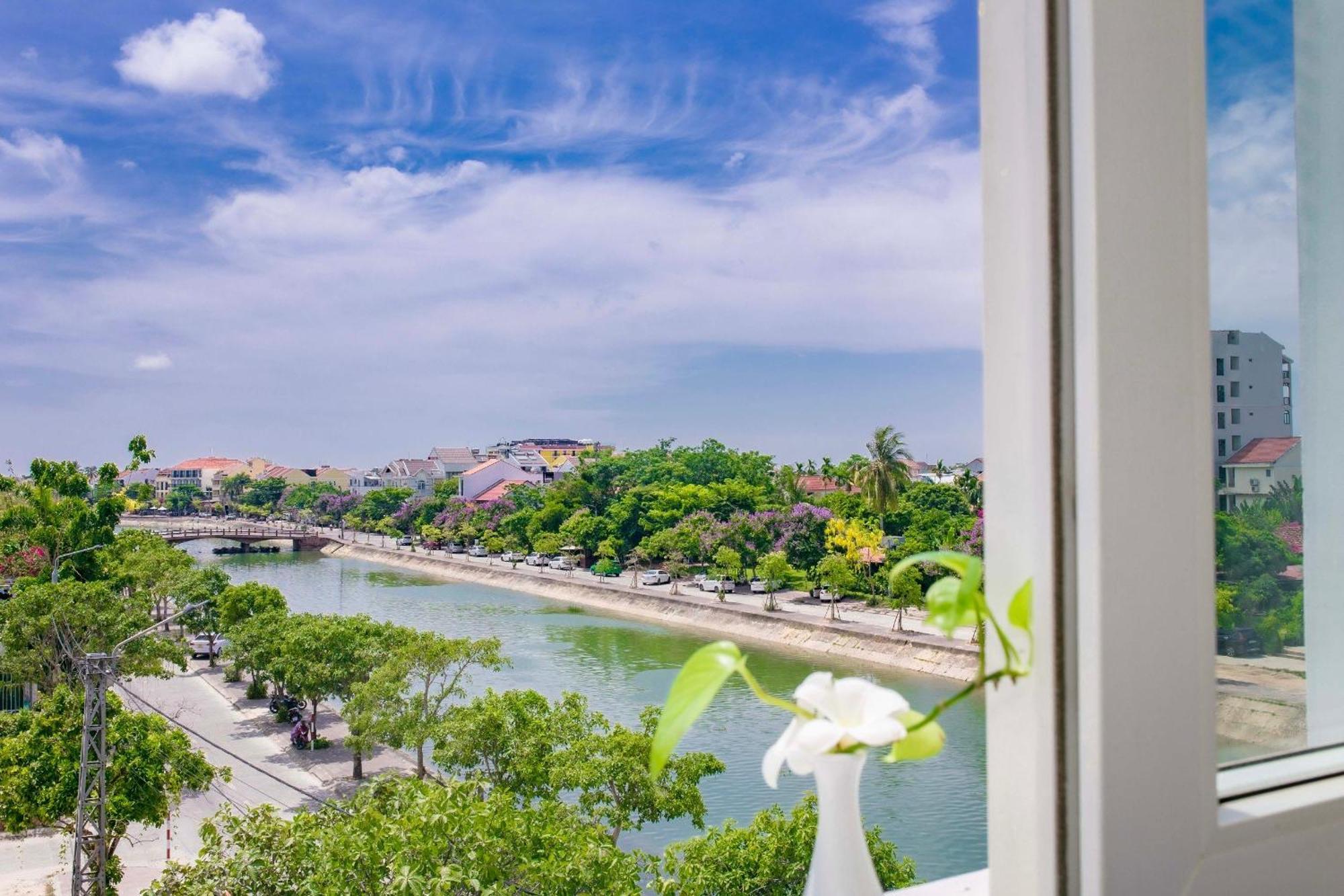 Royal Riverside Hoi An Hotel & Spa Exteriör bild