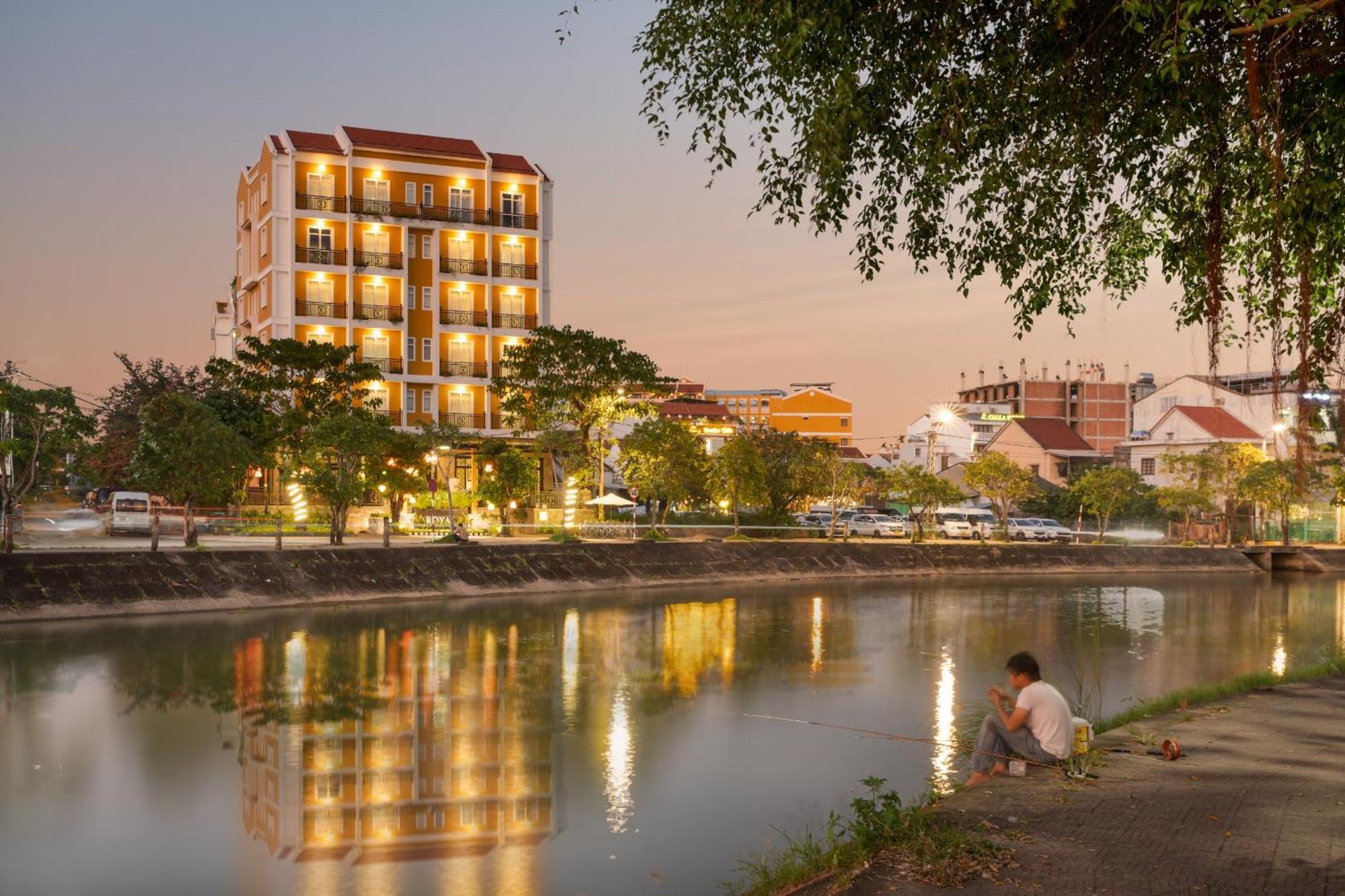 Royal Riverside Hoi An Hotel & Spa Exteriör bild